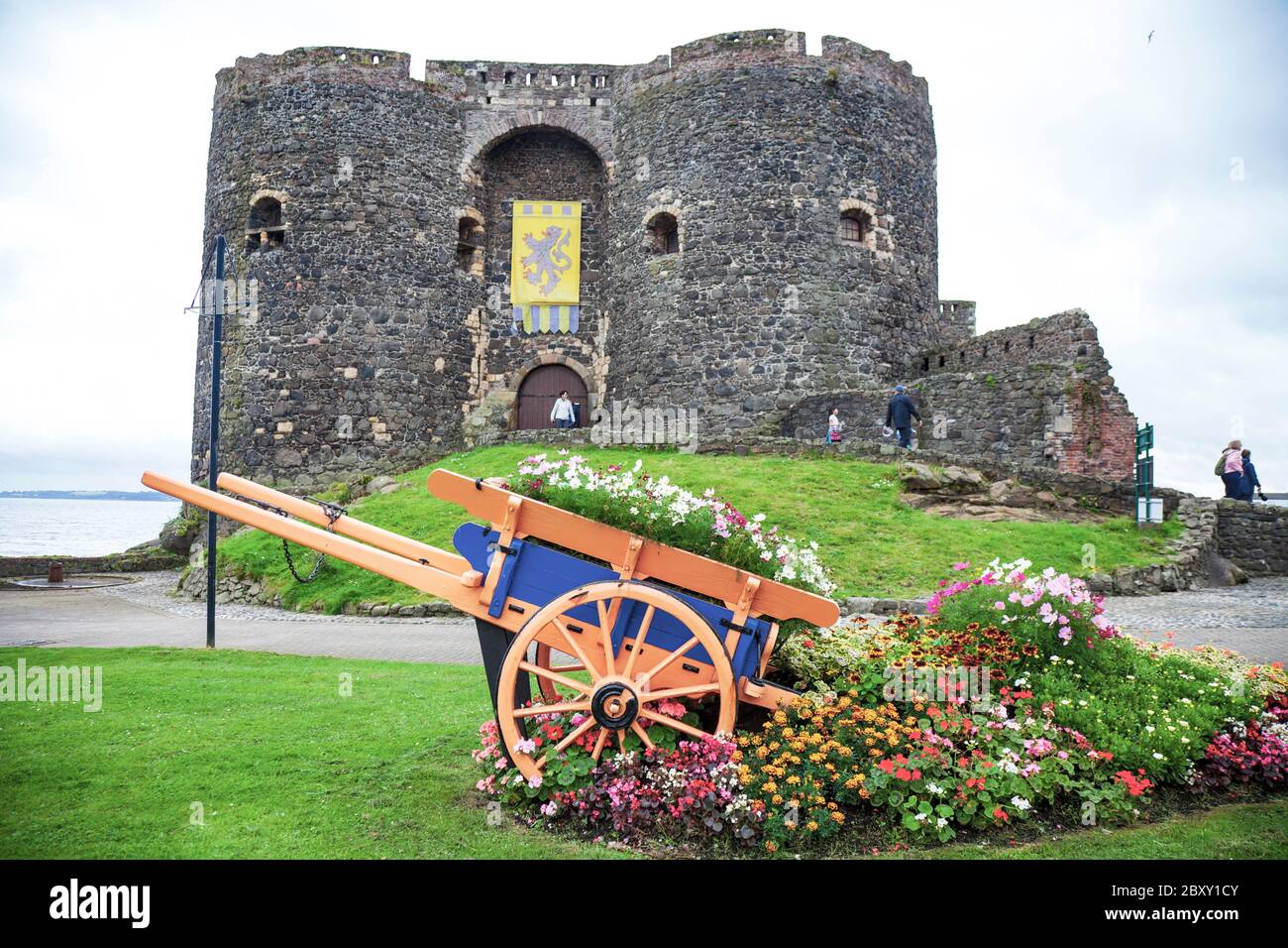 El Castillo de Carrickfergus (del Carraig irlandés Ḟergus o "cairn de Fergus", el nombre "Fergus" que significa "hombre fuerte") es un castillo normando en el norte de Irela Foto de stock