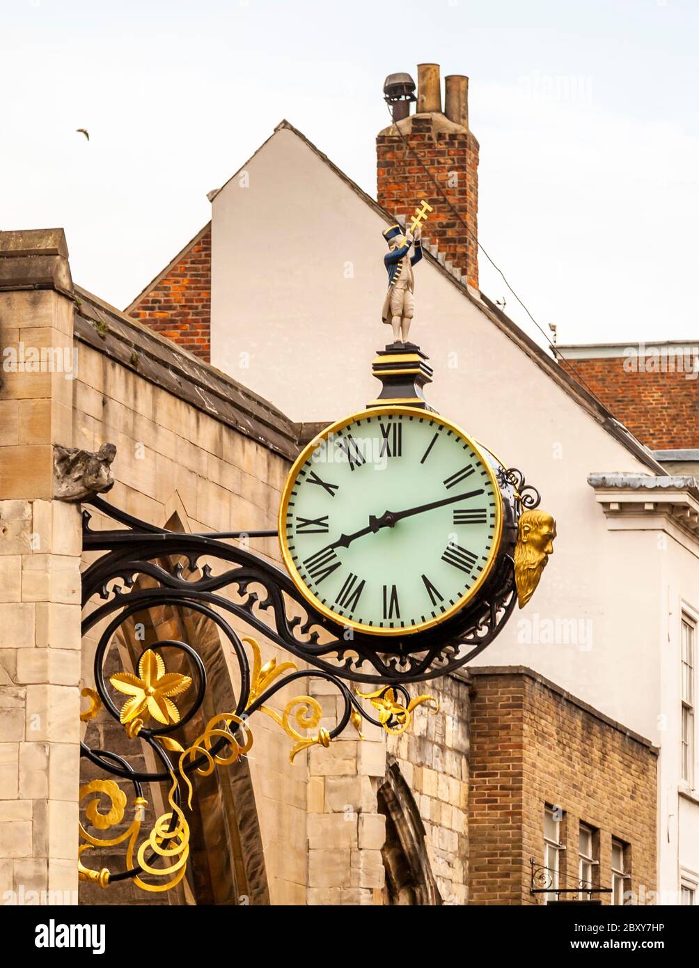 Un reloj de oro decora la fachada de una tienda de relojes en York,  Inglaterra Fotografía de stock - Alamy