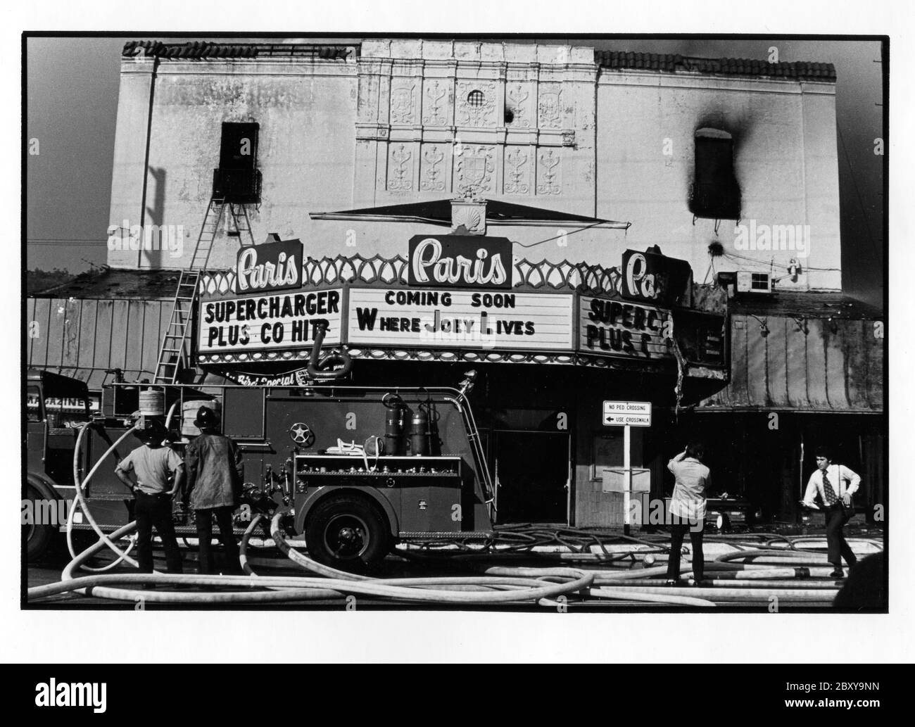 Bomberos y reporteros inspeccionando daños al Teatro de París en Santa Monica Blvd. En West Hollywood después de un incendio allí. Alrededor de 1979 Foto de stock