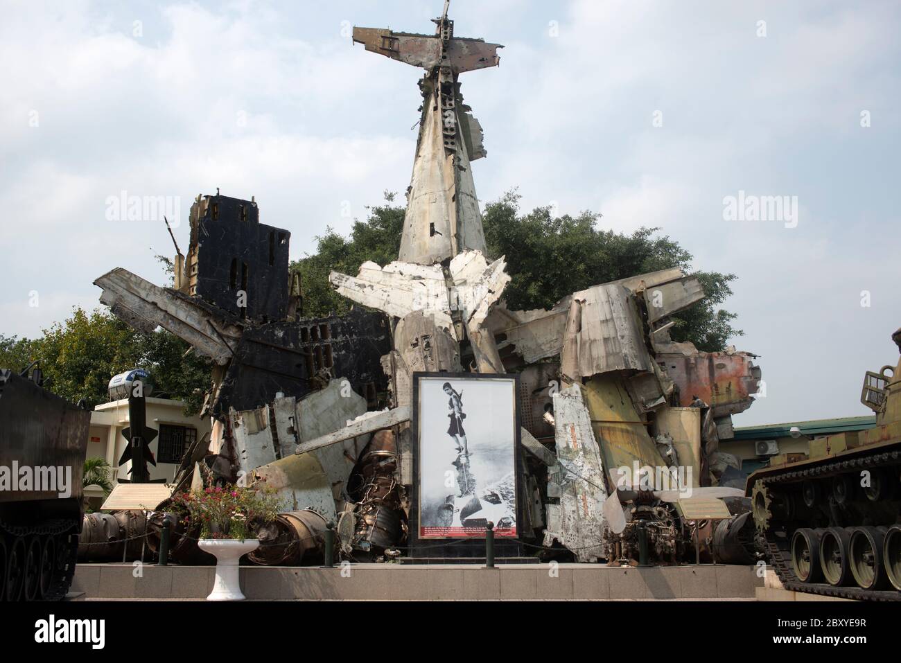 El naufragio de un bombardero B-52 americano estrellado en exhibición en el Museo de Historia Militar de Vietnam, Hanoi. Foto de stock