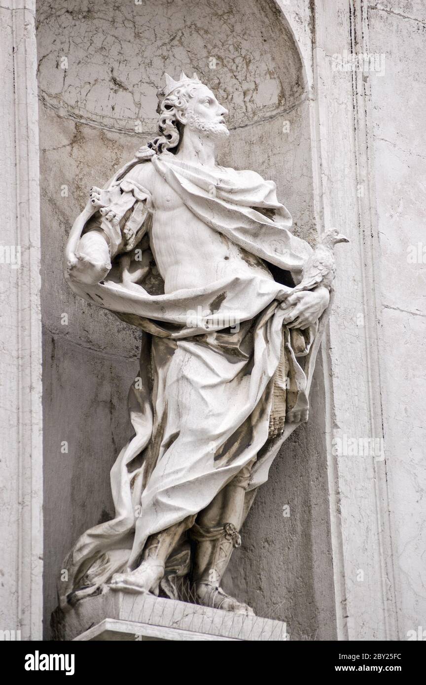 Estatua de piedra tallada de San Eustace. Fachada de la iglesia de San Stae, con vistas al Gran Canal de Venecia. San Eustace era un comandante del ejército romano que era un beca Foto de stock