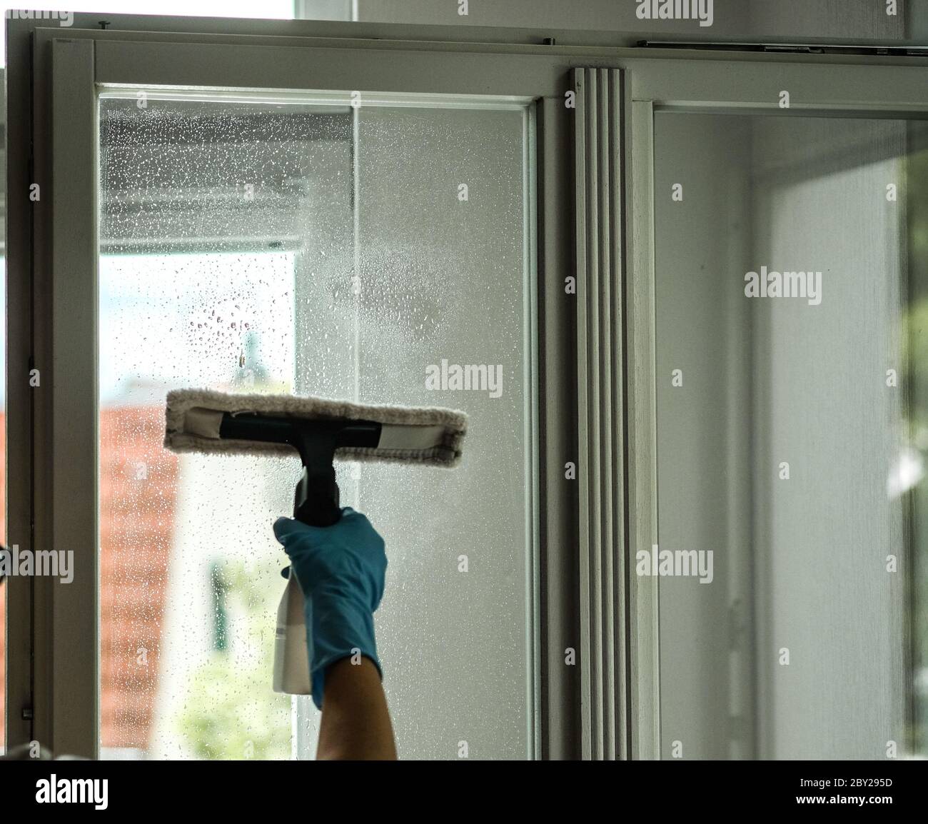 Berlín, Alemania. 07 de junio de 2020. Una ventana se humedece con un limpiador húmedo y se limpia previamente. Crédito: Jens Kalaene/dpa-Zentralbild/ZB/dpa/Alamy Live News Foto de stock