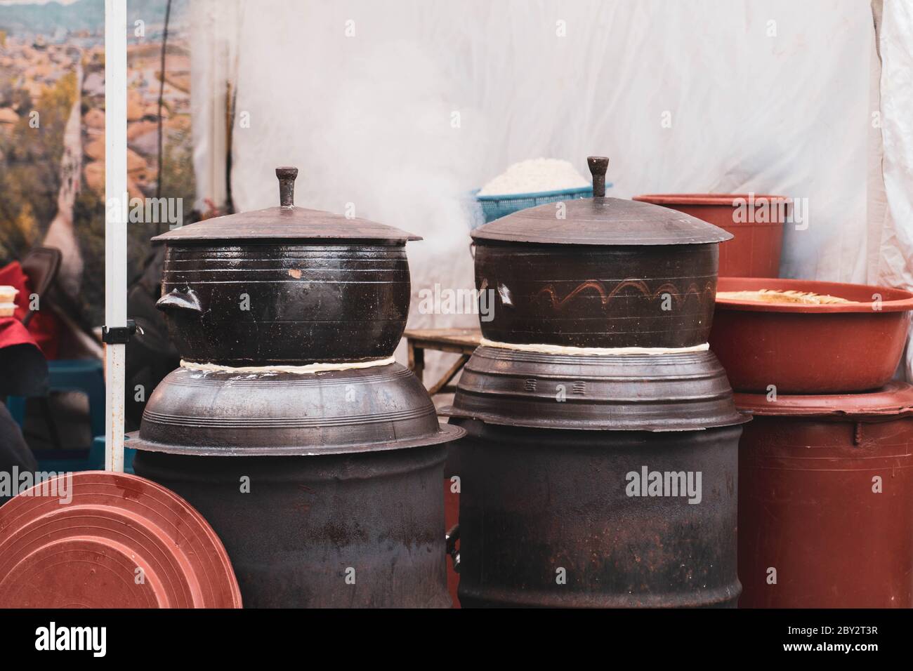 Gran cocina coreana tradicional de cerámica de arroz con humo saliendo. Maceta de piedra de estilo coreano Fotografía de stock - Alamy Gran cocina coreana tradicional de cerámica de arroz con humo saliendo. Maceta de piedra de estilo coreano Fotografía de stock - Alamy