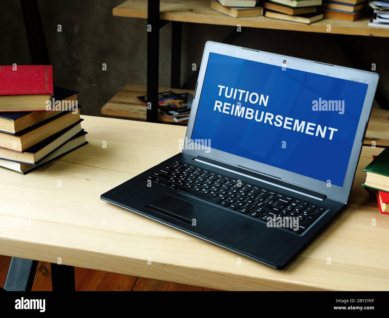 Portátil con información sobre reembolso de matrícula. Foto de stock
