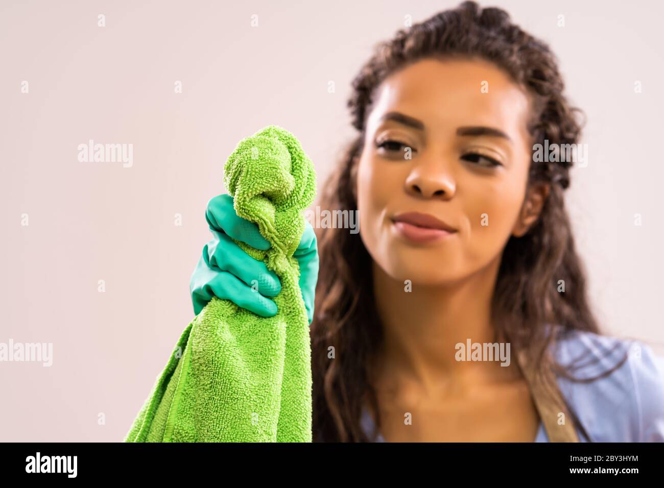 Retrato de ama de casa afroamericana obsesionada con la limpieza. Foto de stock