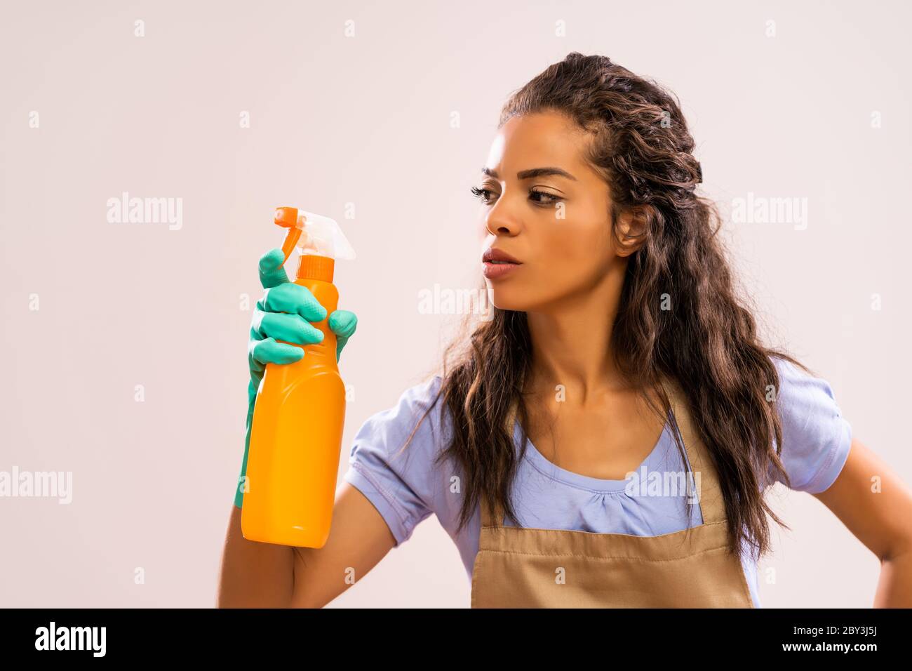Retrato de ama de casa afroamericana obsesionada con la limpieza. Foto de stock