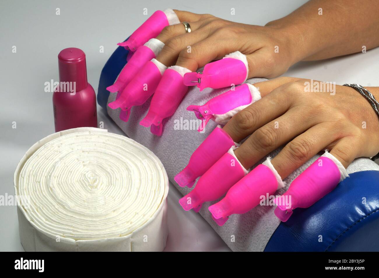 Clips de color rosa intenso para la eliminación de uñas acrílicas, brillas,  híbridas, gel y esmalte de uñas Fotografía de stock - Alamy