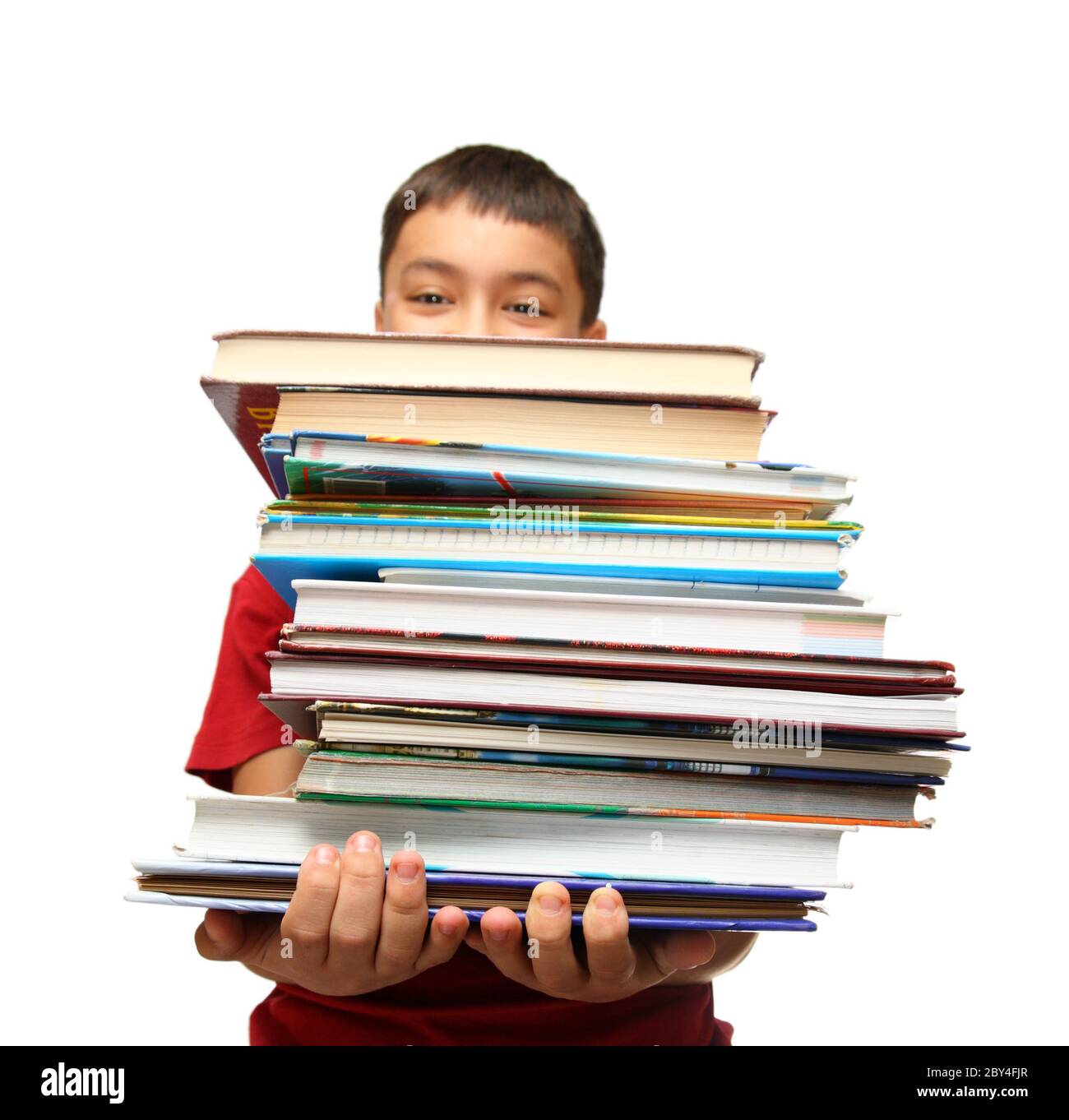 niño asiático con pila de libros Foto de stock