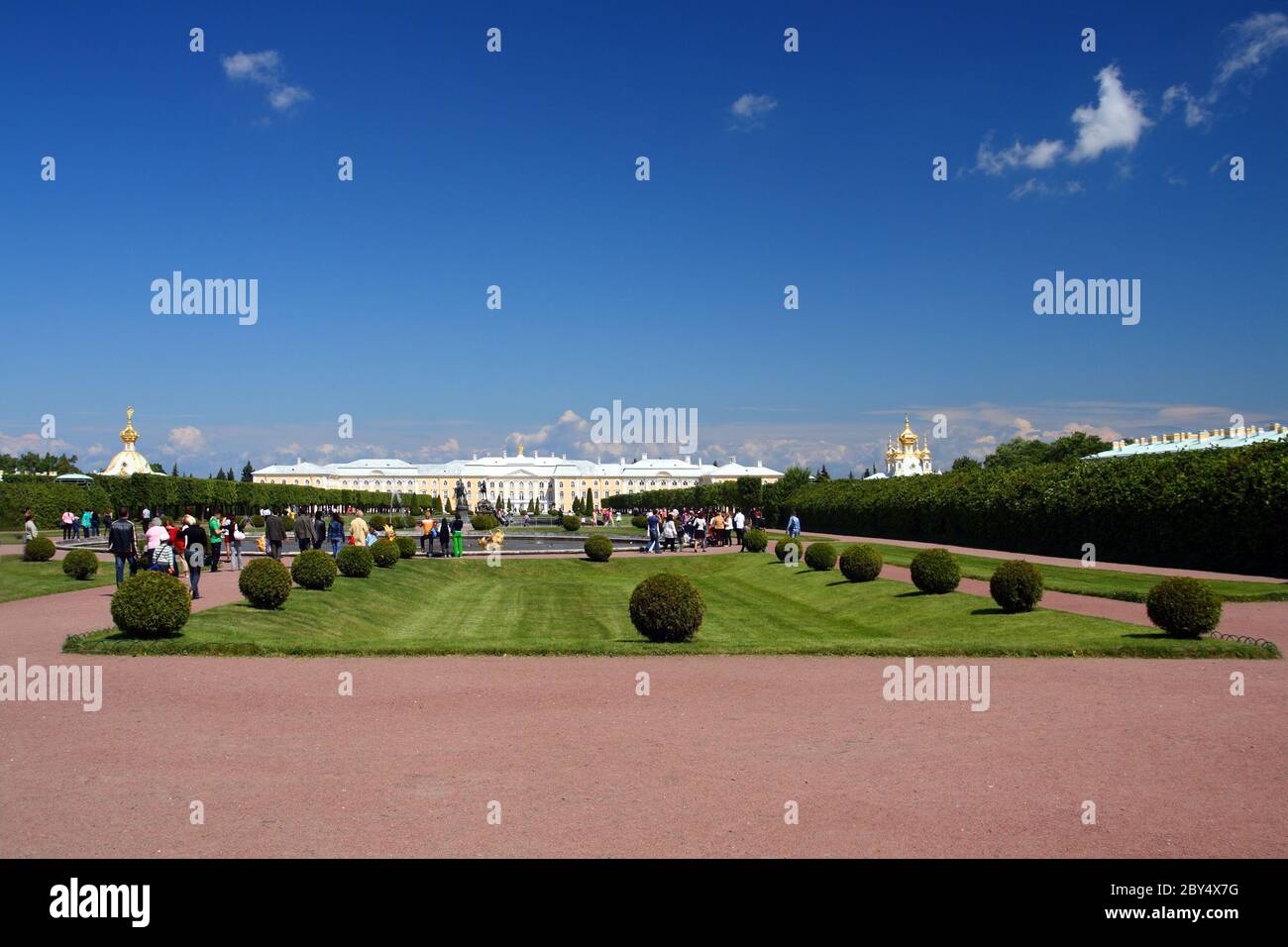vista sobre el palacio en petergof Foto de stock