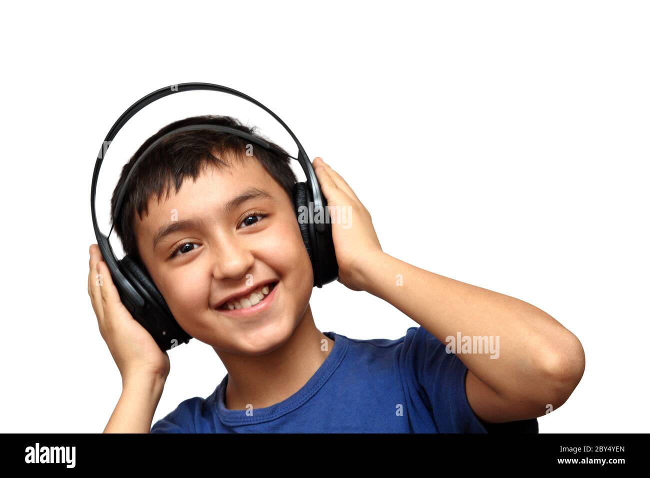 Chico escuchando música en auriculares Fotografía de stock - Alamy