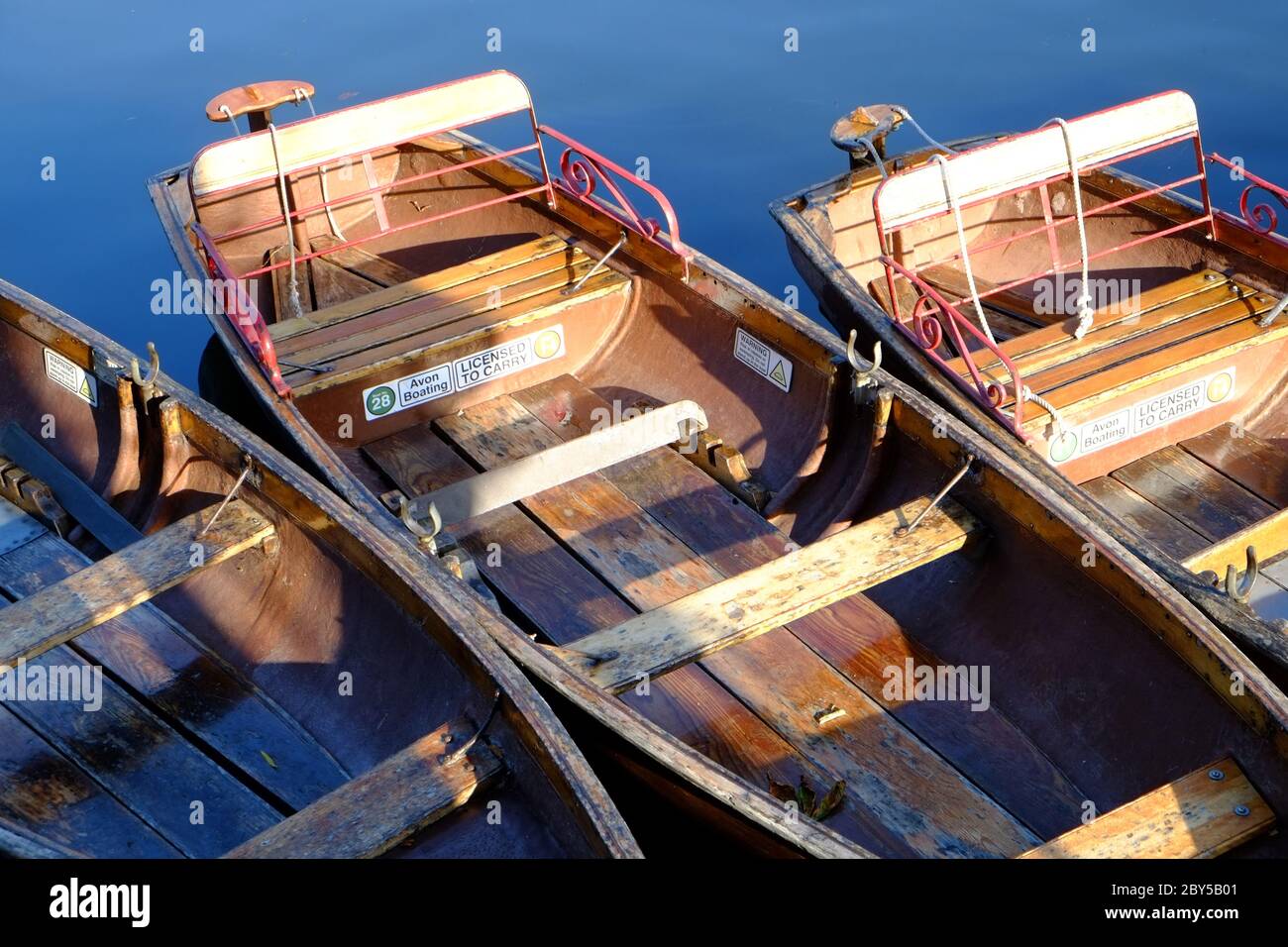 Botes de remo en alquiler en el río Avon en Stratford-upon-Avon, Warwickshire, Inglaterra, Reino Unido. Foto de stock
