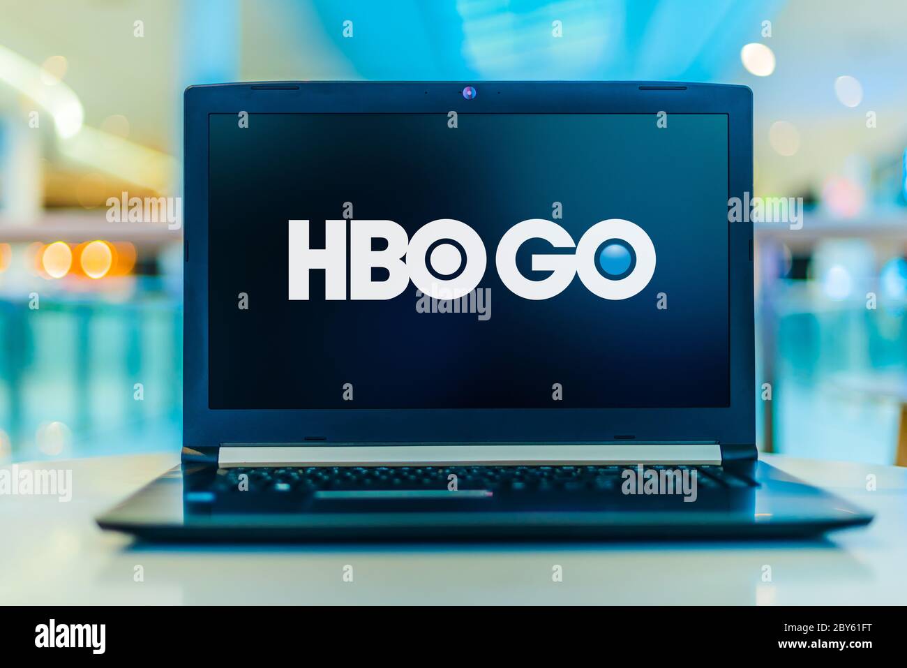 POZNAN, POL - 26 DE MARZO de 2020: Ordenador portátil con logo de HBO Go,  un servicio de televisión en todas partes ofrecido por la red de cable  premium de América HBO