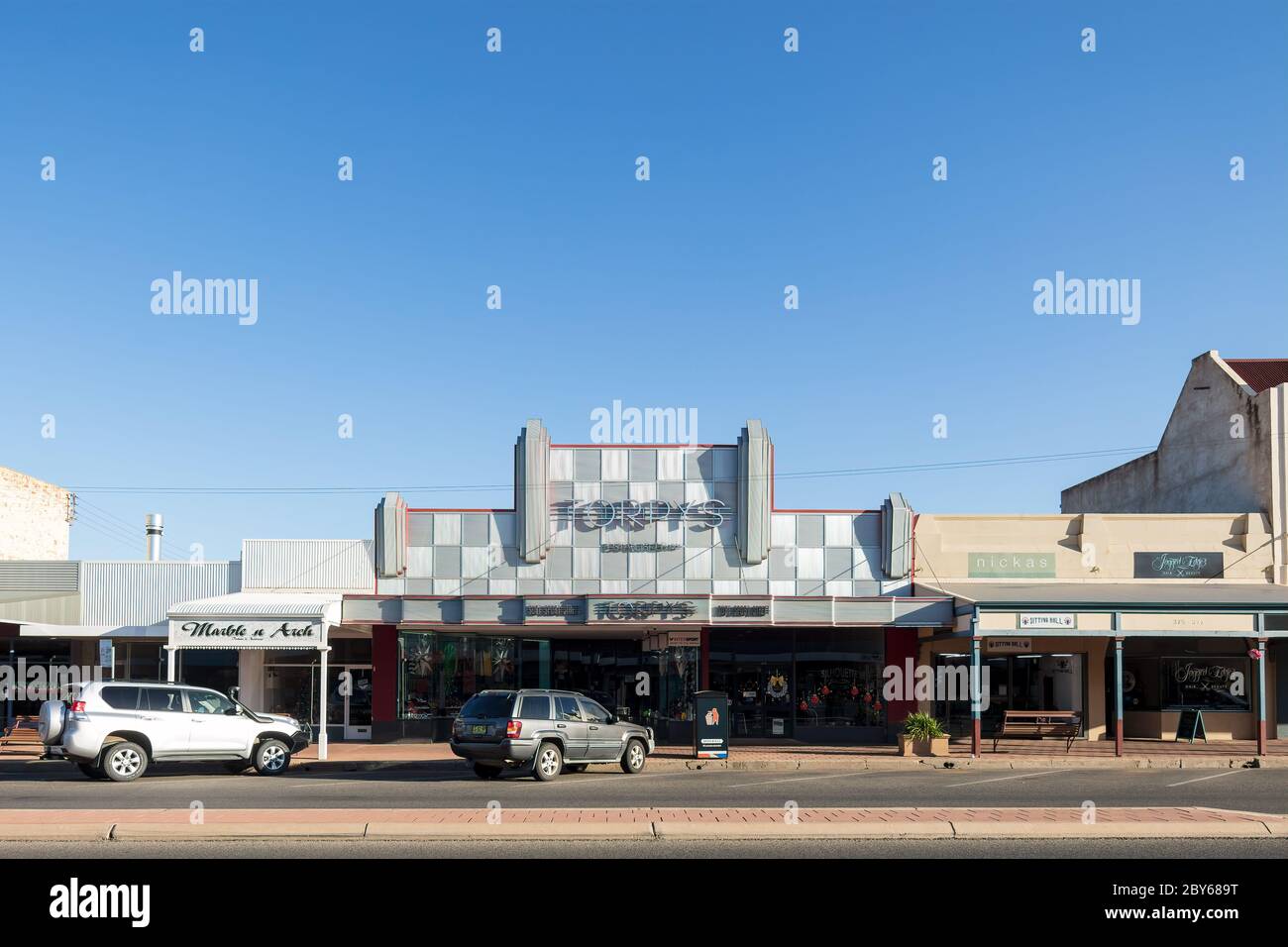 Broken Hill Australia 2 de diciembre de 2019: Una tienda de art decó en la calle principal de Broken Hill, Nueva Gales del Sur Foto de stock