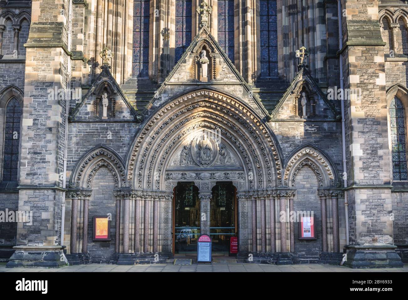 Entrada de la Iglesia Catedral de Santa María la Virgen de la Iglesia  Episcopal Escocesa en Edimburgo, capital de Escocia, parte del Reino Unido  Fotografía de stock - Alamy