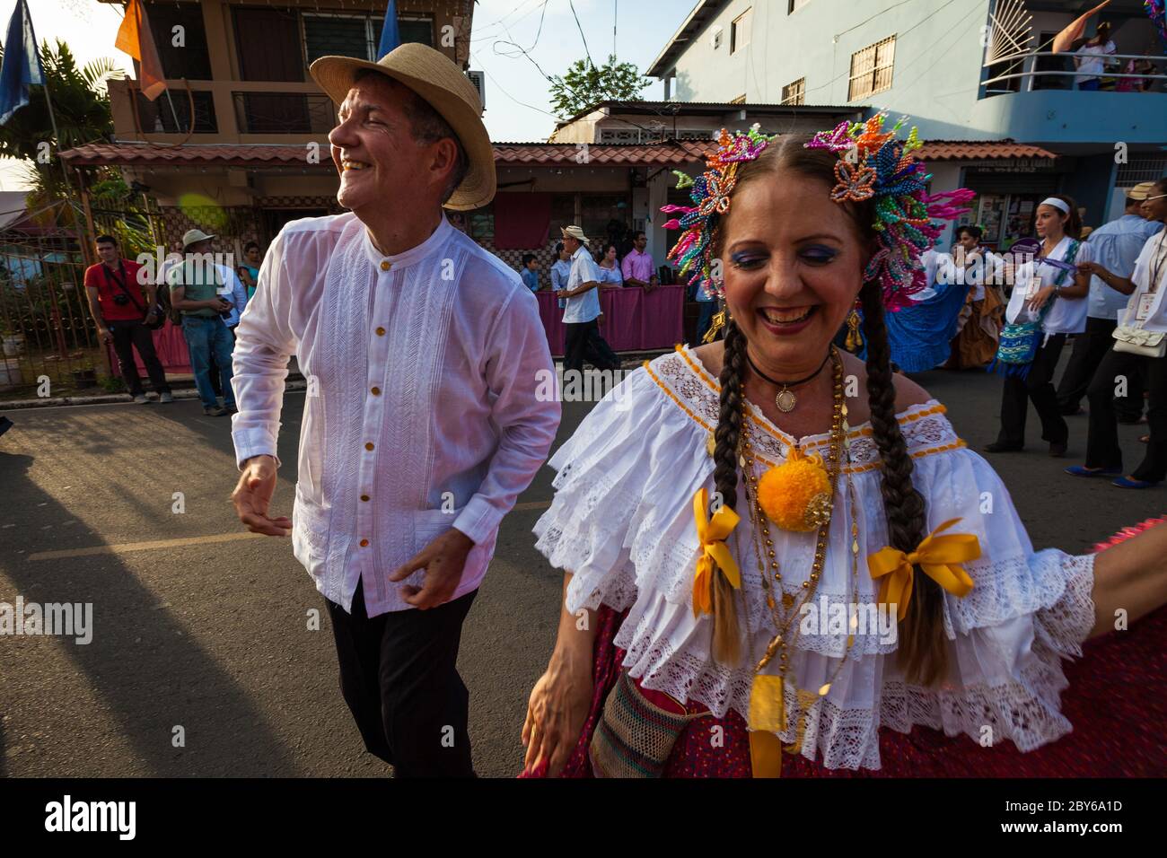 Hombre y mujer bailando en el evento anual 'el archivo de las mil polleras'  (mil polleras) en las tablas, provincia de los Santos, República de Panamá  Fotografía de stock - Alamy
