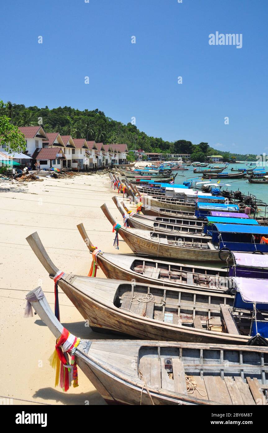 Motor parking en bote de cola larga playa de Phi Phi Phuket, Tailandia Foto de stock