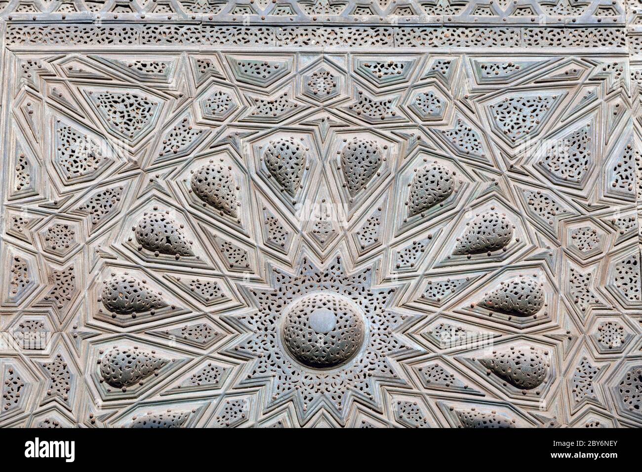 Sultan Hasan complejo, El Cairo, detalle de la puerta de entrada original Foto de stock