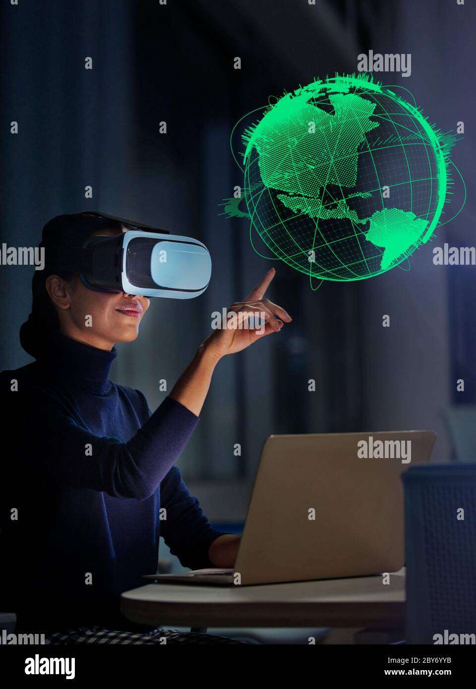 Mujer de negocios con gafas de realidad virtual tocando el globo virtual Foto de stock