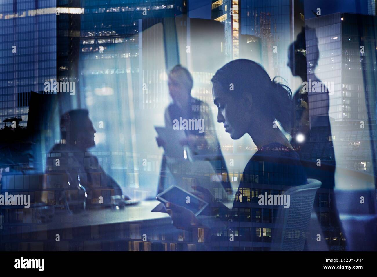 Mujer de negocios usando tabletas digitales en una reunión de oficina de gran altura Foto de stock