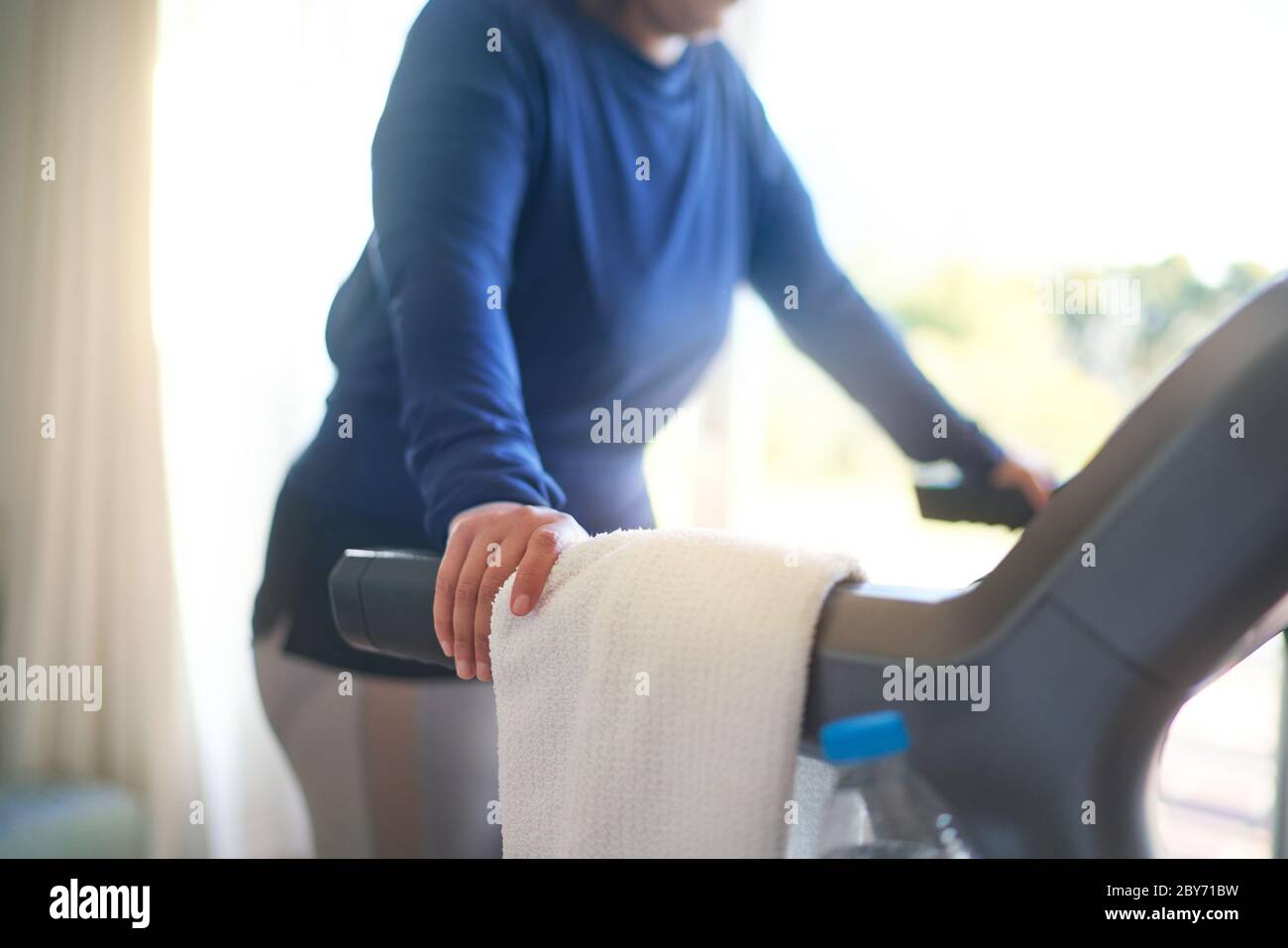Mujer el ejercicio en cinta Foto de stock