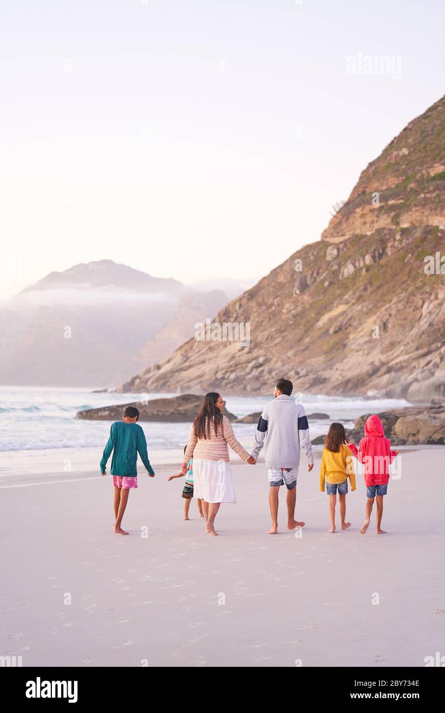 Familia caminando en la playa del océano, Ciudad del Cabo, Sudáfrica Foto de stock