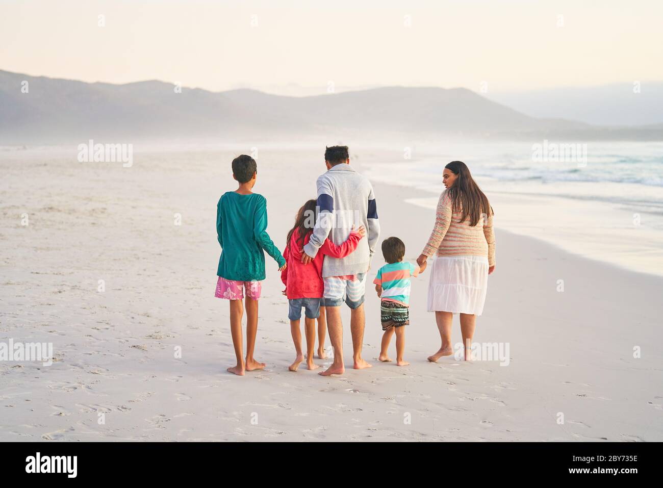 Cariñosa familia caminando en la playa del océano, Ciudad del Cabo, Sudáfrica Foto de stock