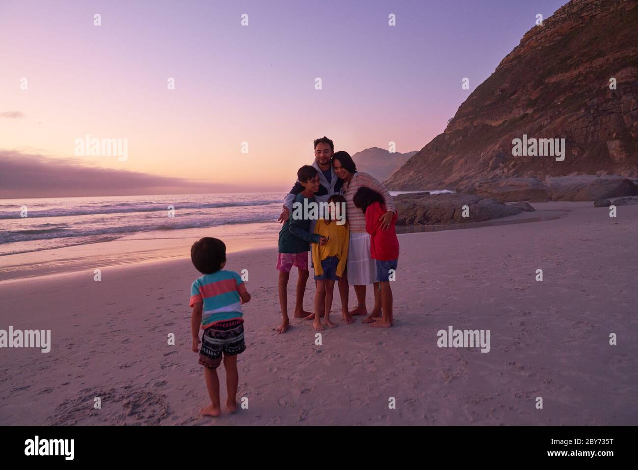 Feliz familia en la playa del océano al atardecer, Ciudad del Cabo, Sudáfrica Foto de stock