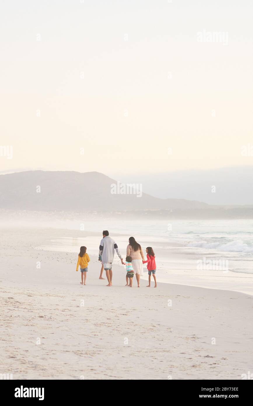 Familia caminando en la playa del océano, Ciudad del Cabo, Sudáfrica Foto de stock