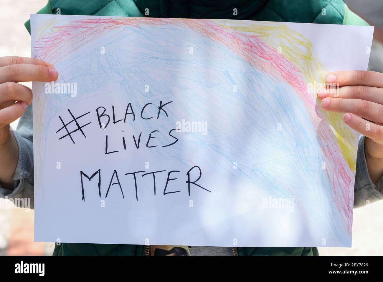 Niño niño lleva a cabo un dibujo de pintura para apoyar vidas negras materia protesta en ee.uu., no racismo Foto de stock