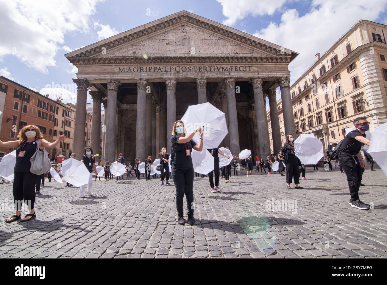 Ombrelli bianchi fotografías e imágenes de alta resolución - Alamy