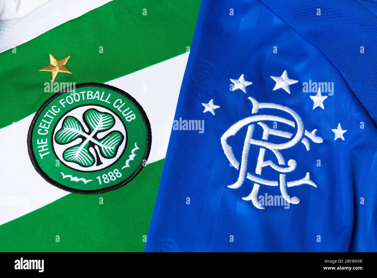 Primer plano de Glasgow Rangers y el escudo del club celta de Glasgow. Foto de stock