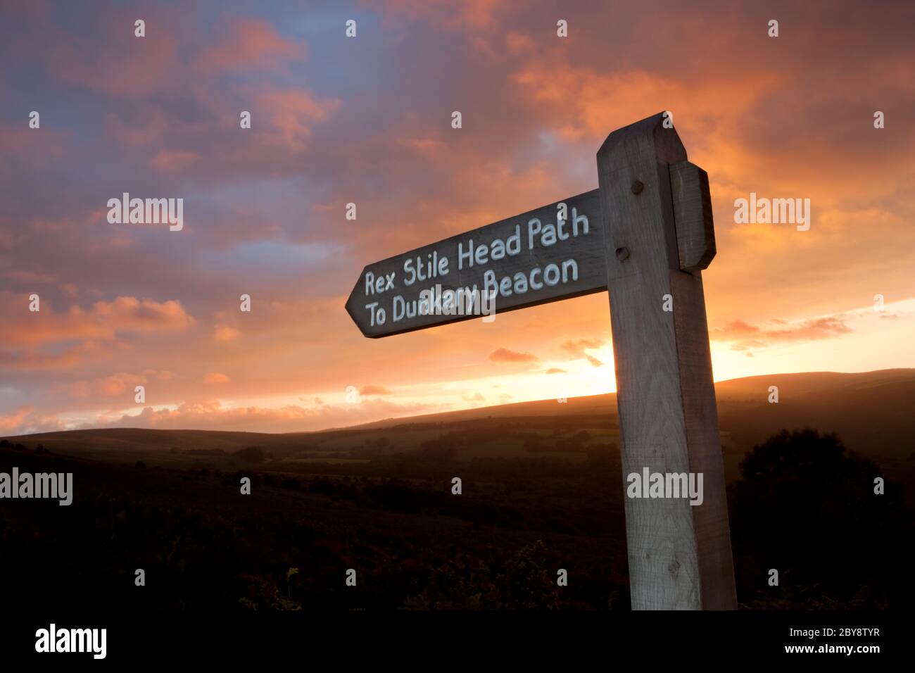 Señal de sendero a Dunkery Beacon al atardecer, Parque Nacional Exmoor, Somerset, Inglaterra, Reino Unido Foto de stock