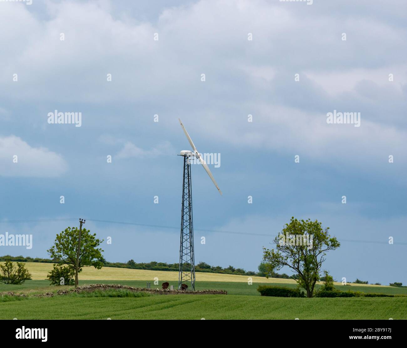 Solo aerogenerador Gaia en paisaje agrícola con cielo tormentoso, East Lothian, Escocia, Reino Unido Foto de stock