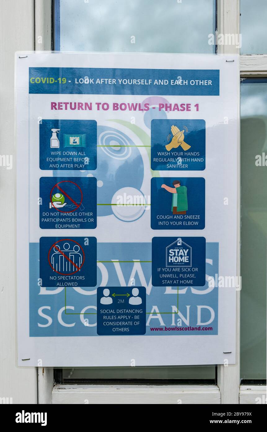 Instrucciones de Covid-19 para mantenerse a distancia segura y social después de la relajación de cierre, Haddington Bowling Club, East Lothian, Escocia, Reino Unido Foto de stock