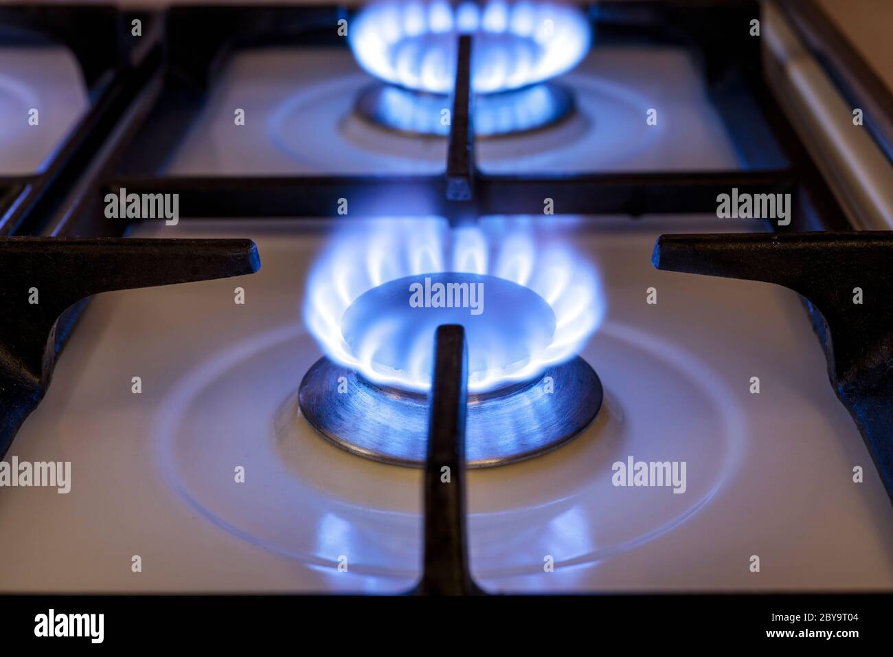 Una estufa eléctrica con el quemador brillando en estilo azul oscuro