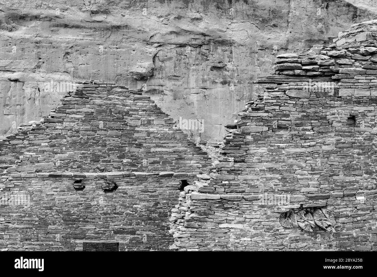 NM00614-00-BW...NUEVO MÉXICO - muros de piedra masonaria en Chetro Ketl en el Parque Histórico Nacional de la Cultura Chaco. Foto de stock