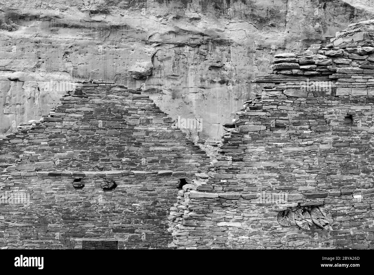 NM00614-00-BW-2...NUEVO MÉXICO - muros de piedra masonaria en Chetro Ketl en el Parque Histórico Nacional de la Cultura Chaco. Foto de stock