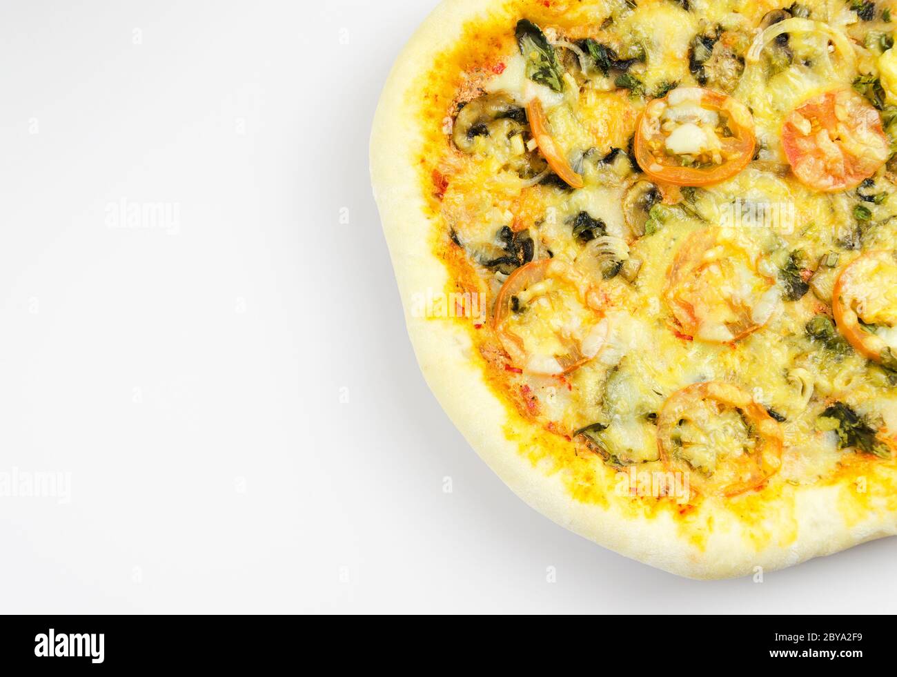 pizza vegetariana sobre fondo blanco Foto de stock