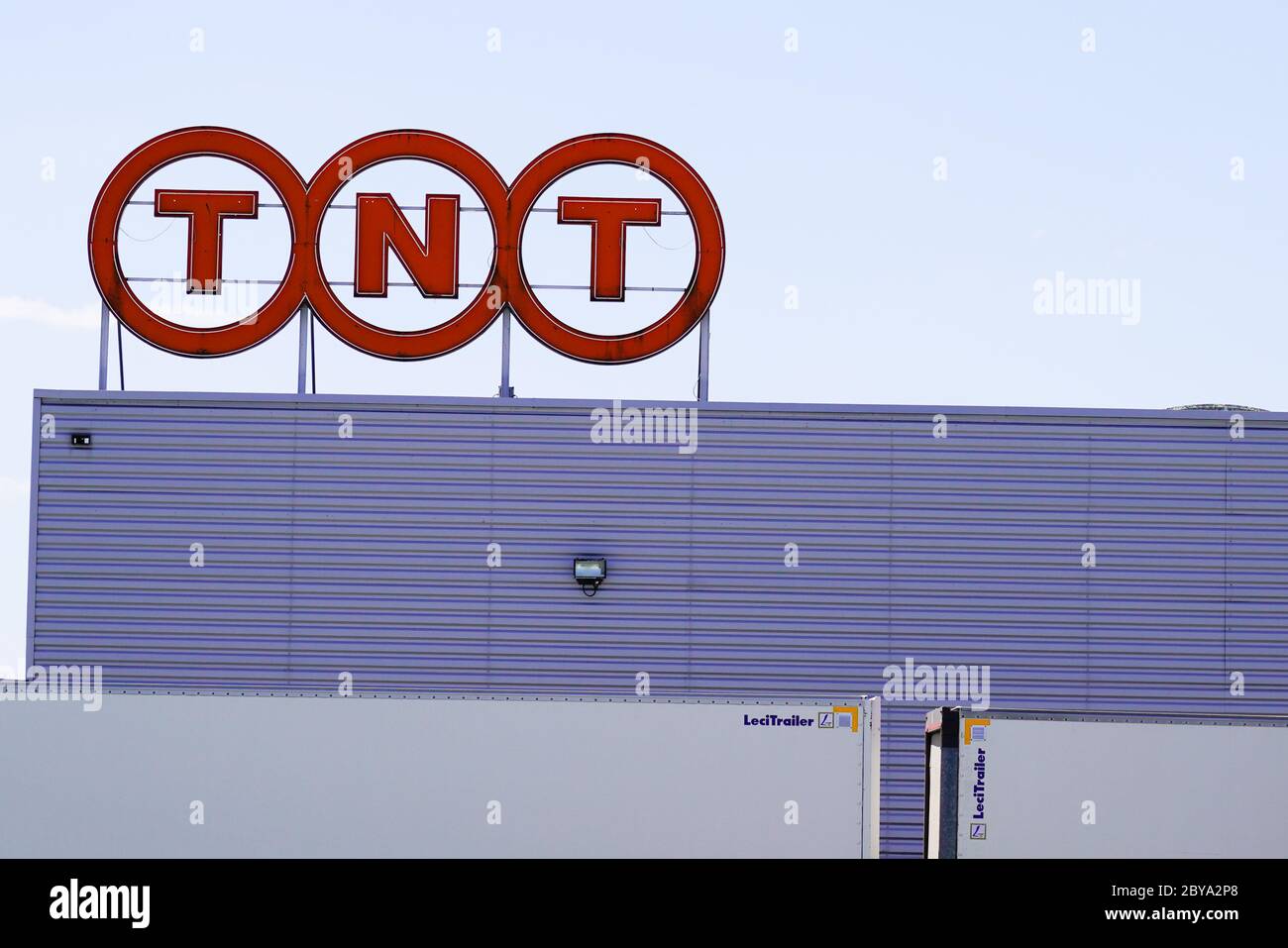 Burdeos , Aquitania / Francia - 06 06 2020 : TNT signo logo de la empresa internacional de servicios de logística y entrega de correo Express Foto de stock