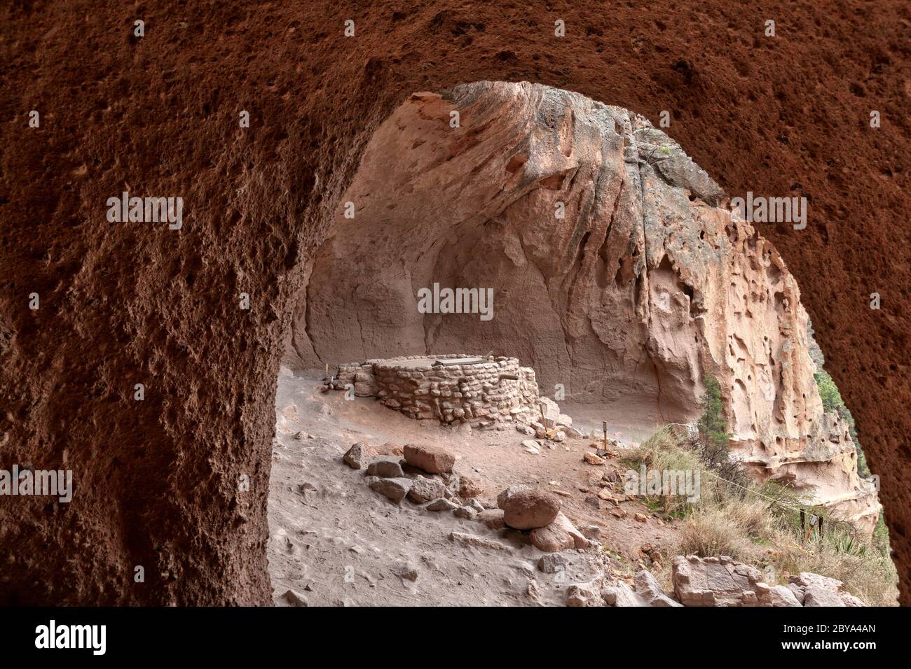 NM00625-00...NUEVO MÉXICO - Casa alcoba en el acantilado del Monumento Nacional Bandelier. Foto de stock