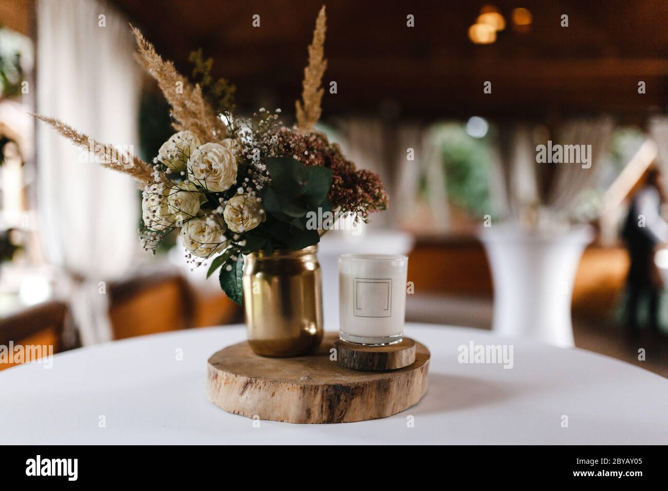 Vela perfumada y ramo de flores secas en la madera. Decoración de boda.  Decoración de boda Fotografía de stock - Alamy