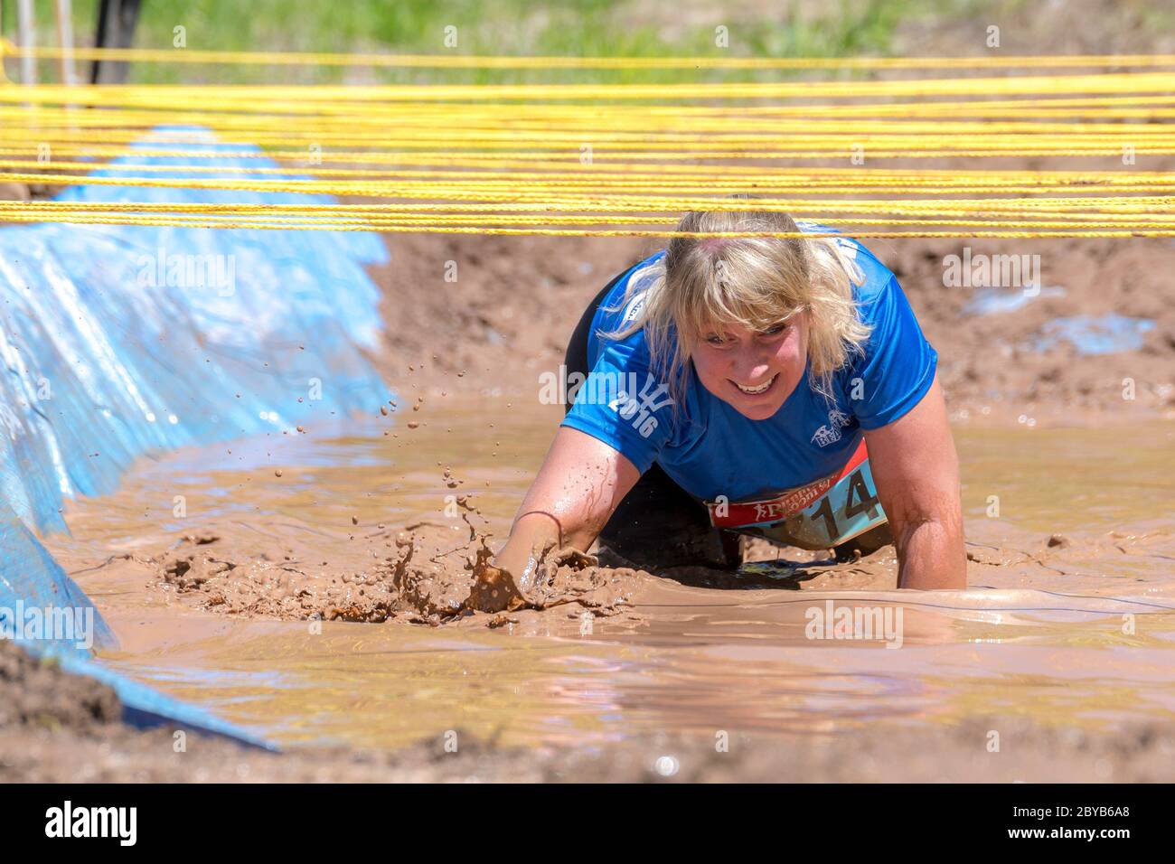 Poley Mountain, New Brunswick, Canadá - 10 de junio de 2017: Participando en la recaudación de fondos anual 'Mud Run for Heart'. Arrastrándose a través del barro y el agua. Foto de stock
