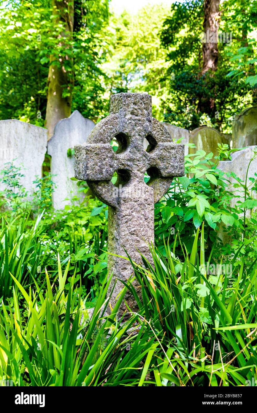 Cruz celta en Tower Hamlets Cemetery Park, uno de los siete magníficos cementerios victorianos, Tower Hamlets, Londres, Reino Unido Foto de stock