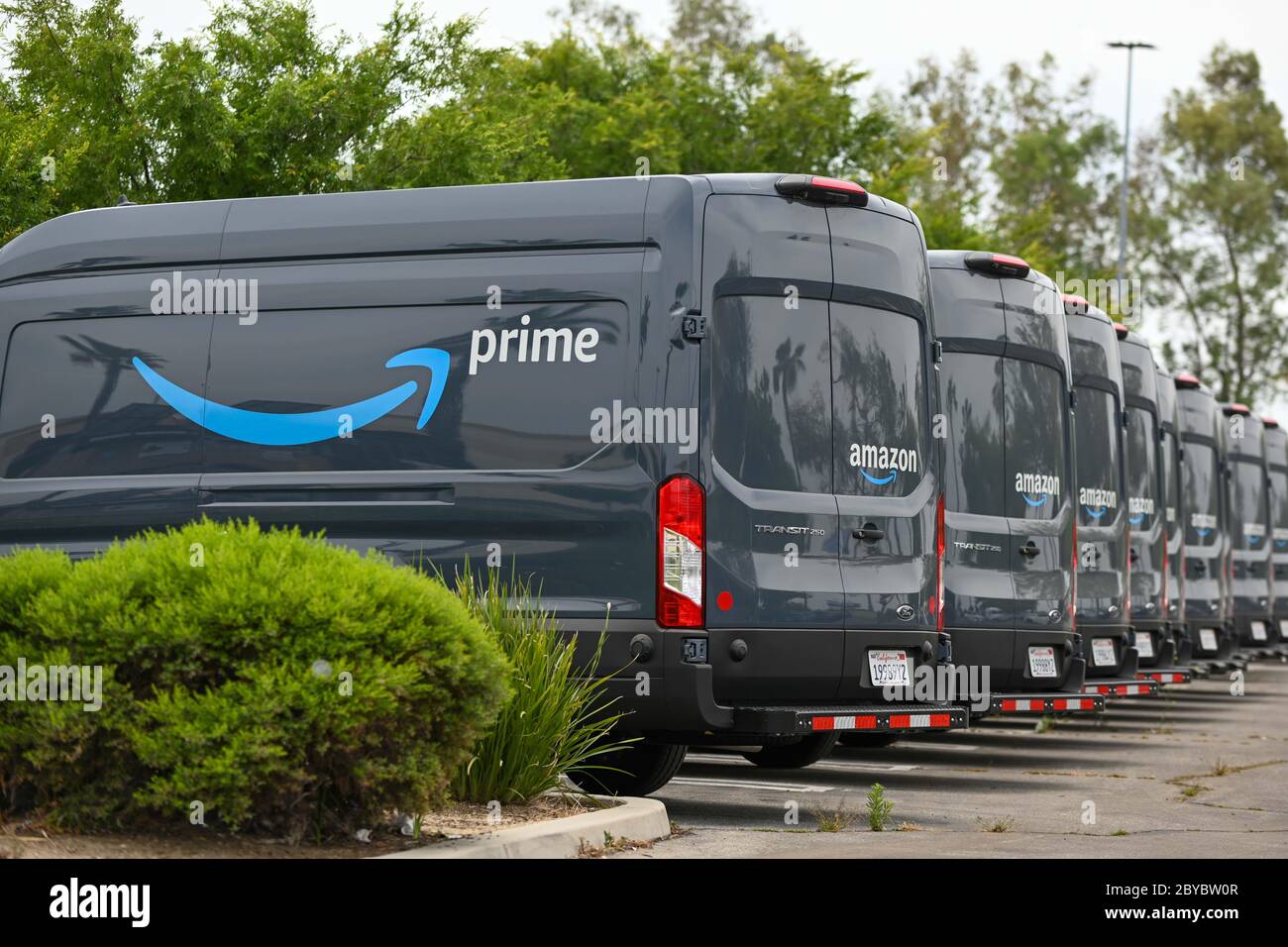 Moreno Valley, Estados Unidos. 1 de junio de 2020. Los camiones de entrega  Amazon Prime se encuentran en un estacionamiento cerca del centro comercial  Moreno Valley Mall en medio de la pandemia