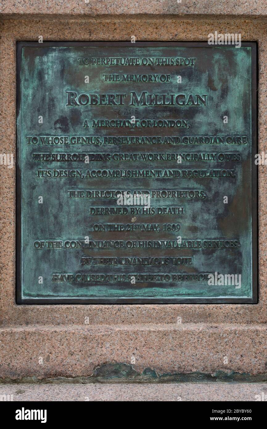 Un detalle de la estatua del propietario de esclavos mercantes, Robert Milligan que se encuentra fuera del Museo de los Docklands de Londres en el antiguo muelle de West India Docks, el 9 de junio de 2020, en Londres, Inglaterra. Tras las protestas de George Floyd en los grupos de la materia Black Lives de los Estados Unidos y el Reino Unido, Quienes piden la eliminación de estatuas y nombres de calles con vínculos con la trata de esclavos, Milligan y otras estatuas de los propietarios y especuladores de la esclavitud británicos, se han convertido en un foco de protesta apasionada. Foto de stock