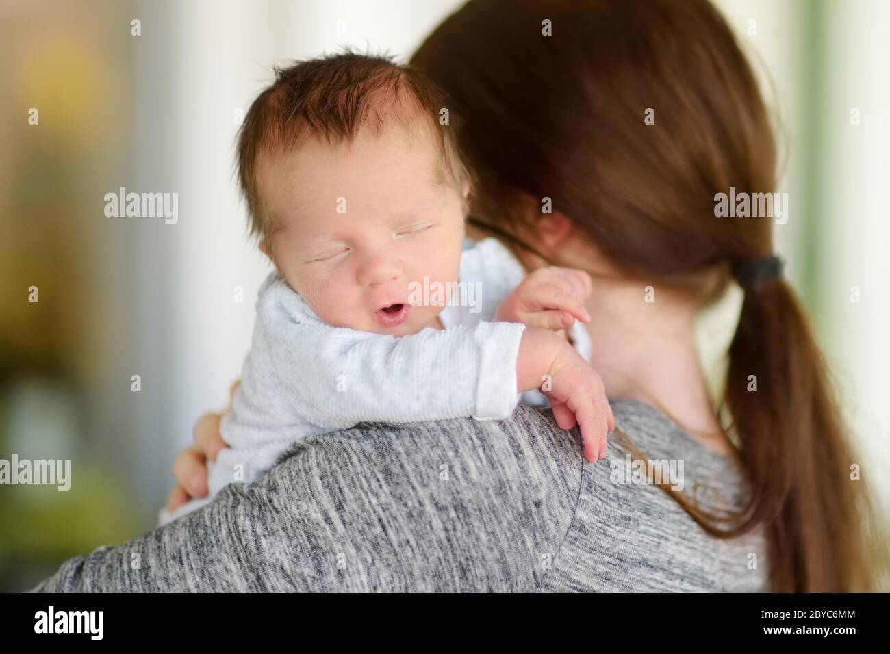 Lindo Bebe Recien Nacido En Los Brazos De Su Madre Retrato De Un Pequeno Bebe En Casa Adorable Hijo Que Esta Siendo Retenido Por Su Momia Nuevo Paquete De Alegria Fotografia De Lindo Bebe Recien Nacido En Los Brazos De Su Madre Retrato De Un Pequeno Bebe En Casa Adorable Hijo Que Esta Siendo Retenido Por Su Momia Nuevo Paquete De Alegria Fotografia De