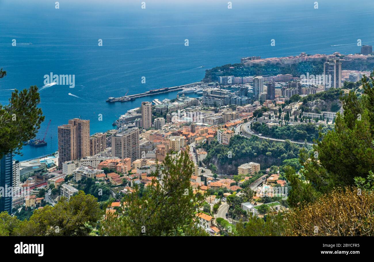 Mónaco, vista de Monte Carlo con Casino desde la carretera Moyenne Corniche Foto de stock