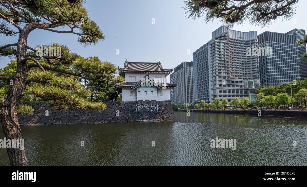 Edificio tradicional en el jardín del Palacio Imperial, Tokio, Japón Foto de stock