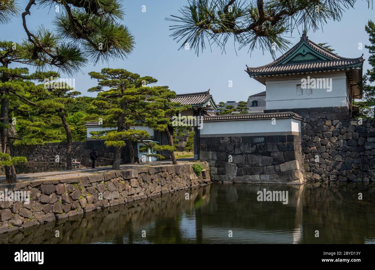 Edificio tradicional en el jardín del Palacio Imperial, Tokio, Japón Foto de stock