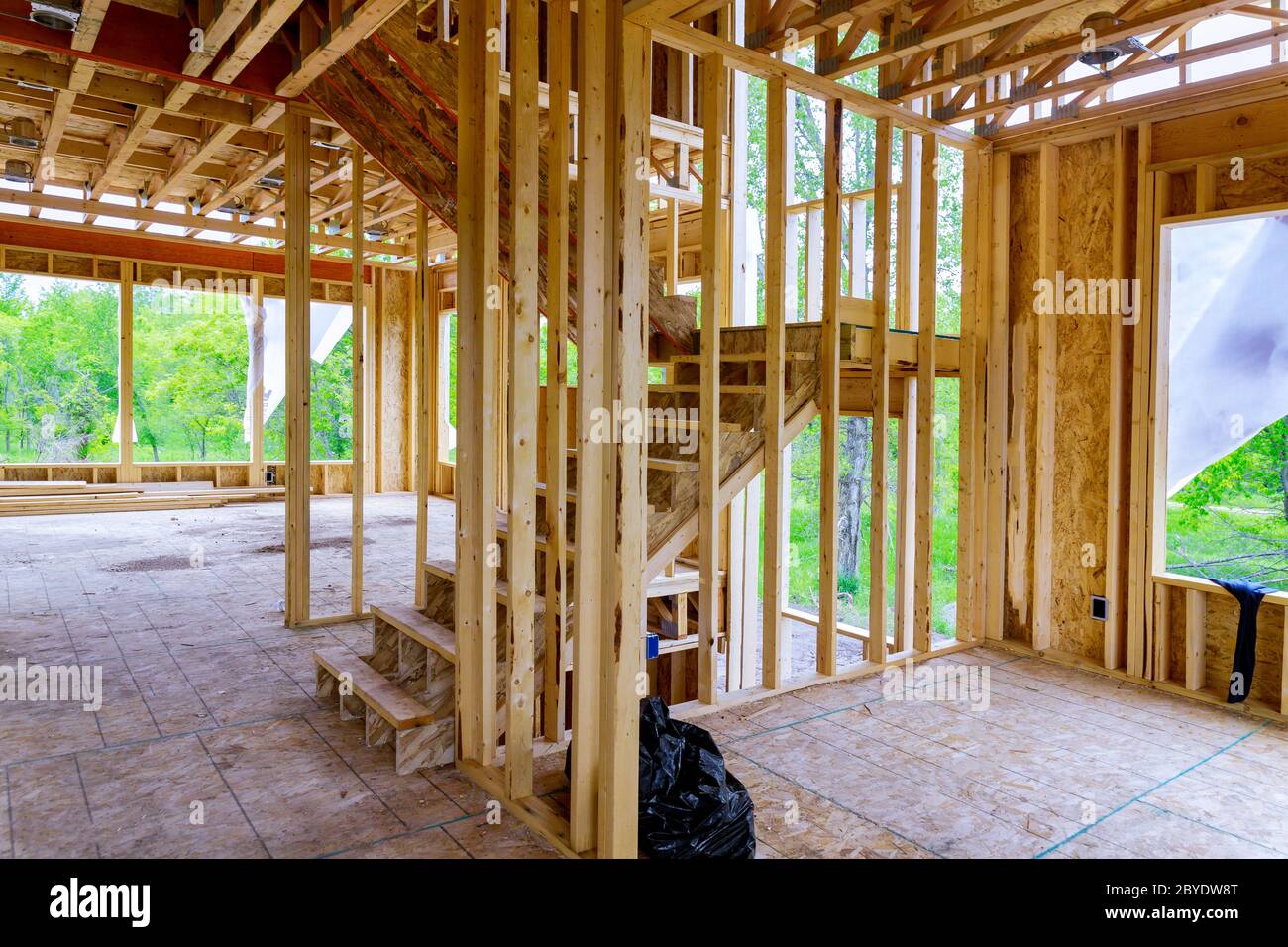 Casa de vigas de madera construcción casa marco interior residencial casa Foto de stock